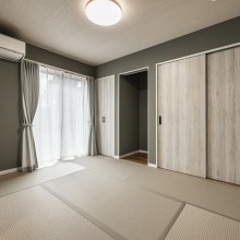 8畳の広々洋室畳敷き。布団など大物もしっかり収納できる