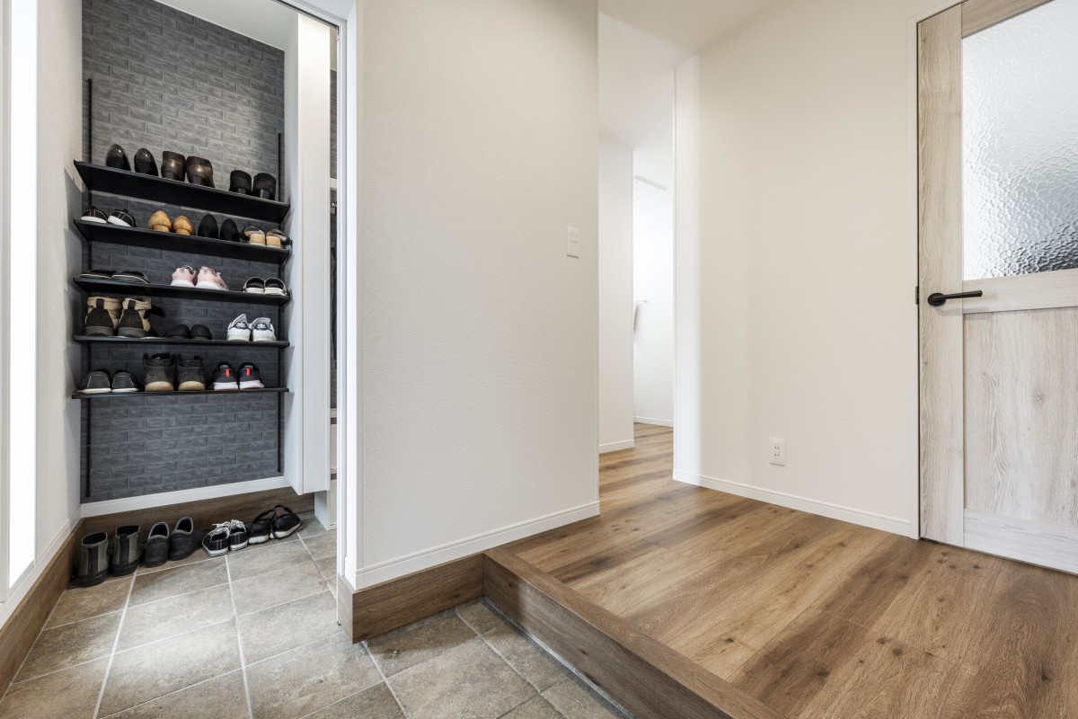 玄関とつながる収納量たっぷりのシューズクローク。来客の時は扉でさっと空間を仕切れる