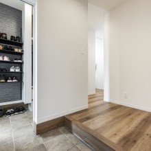 玄関とつながる収納量たっぷりのシューズクローク。来客の時は扉でさっと空間を仕切れる