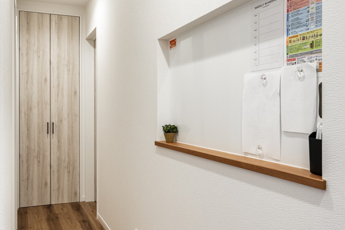 廊下スペースの壁が情報共有の場に。家族へのメッセージや学校のプリントなどが貼れる便利な情報ステーション