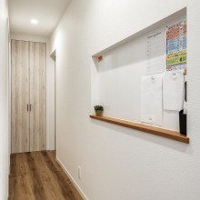 廊下スペースの壁が情報共有の場に。家族へのメッセージや学校のプリントなどが貼れる便利な情報ステーション