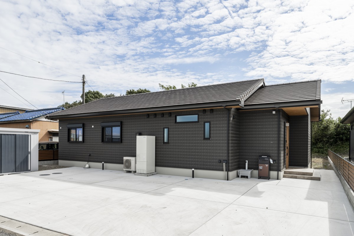 細長いボーダータイルの外壁。高級感のある外観に