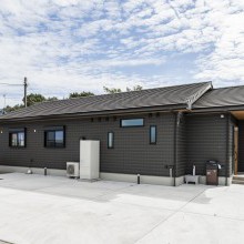 細長いボーダータイルの外壁。高級感のある外観に