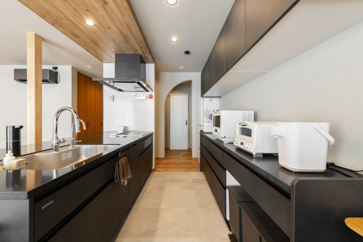 夫婦二人での調理にゆとりを備えたキッチン