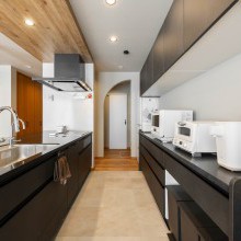 夫婦二人での調理にゆとりを備えたキッチン