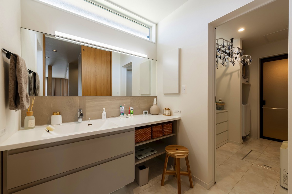 ランドリーを備えたパウダールームからの水廻り動線