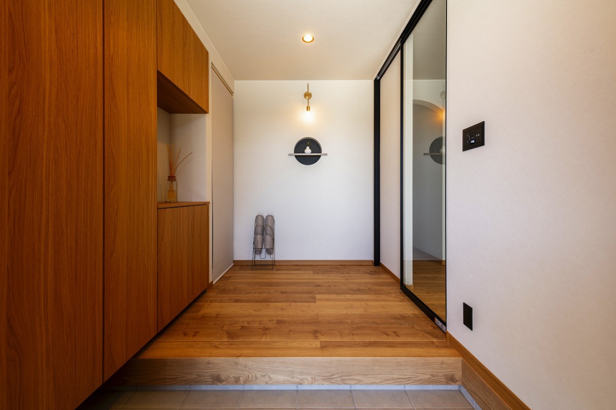 個性的なニッチで訪れる人を出迎える玄関ホール