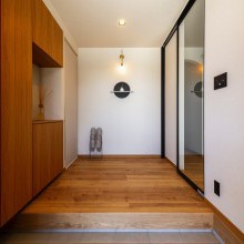 個性的なニッチで訪れる人を出迎える玄関ホール