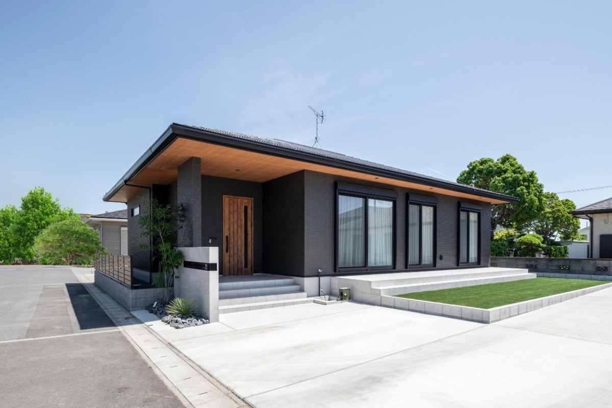 木目と濃いタイルのコントラストが効いた外観