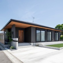 木目と濃いタイルのコントラストが効いた外観