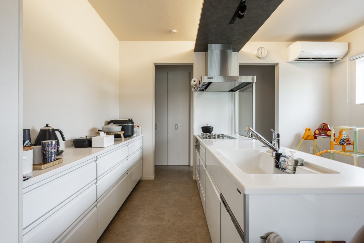 ホワイトを基調としたシンプルなキッチン