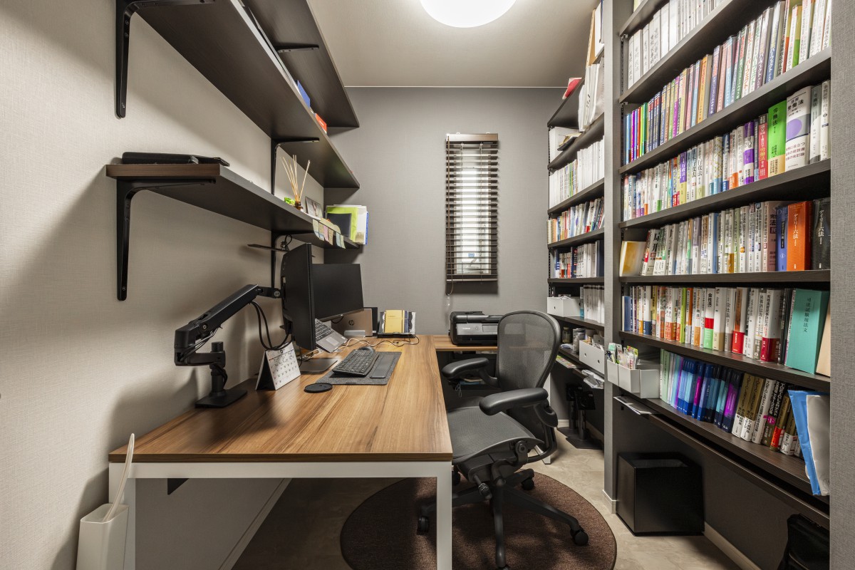 整然とした空間で集中力が高まるワークスペース