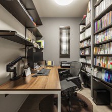 整然とした空間で集中力が高まるワークスペース