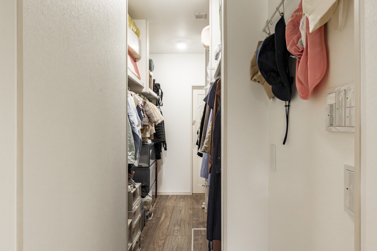 ランドリーとLDKの動線上に配置されたファミリークロゼット