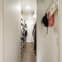 ランドリーとLDKの動線上に配置されたファミリークロゼット