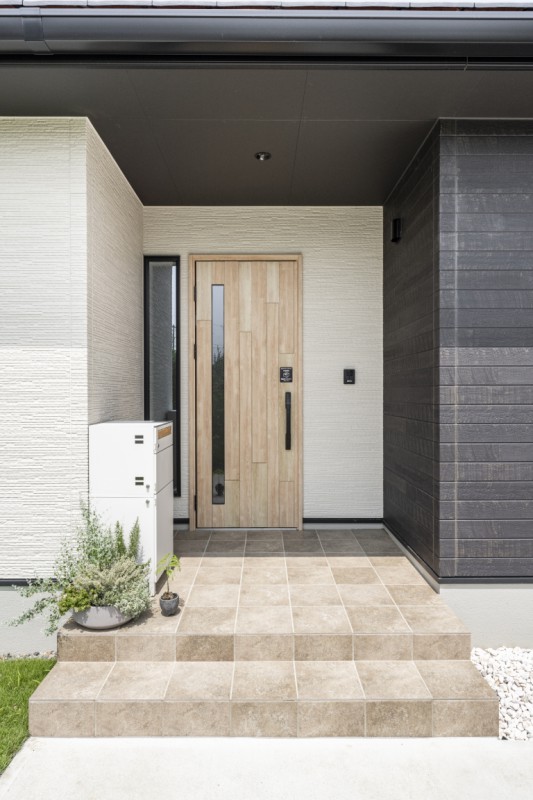 上品なカラーリングの玄関アプローチ