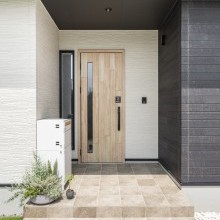 上品なカラーリングの玄関アプローチ