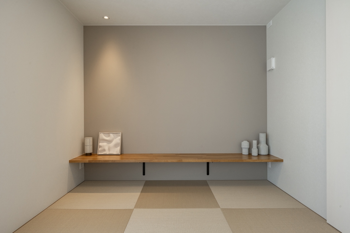 木の温もりが調和する、静寂の空間。畳スペース