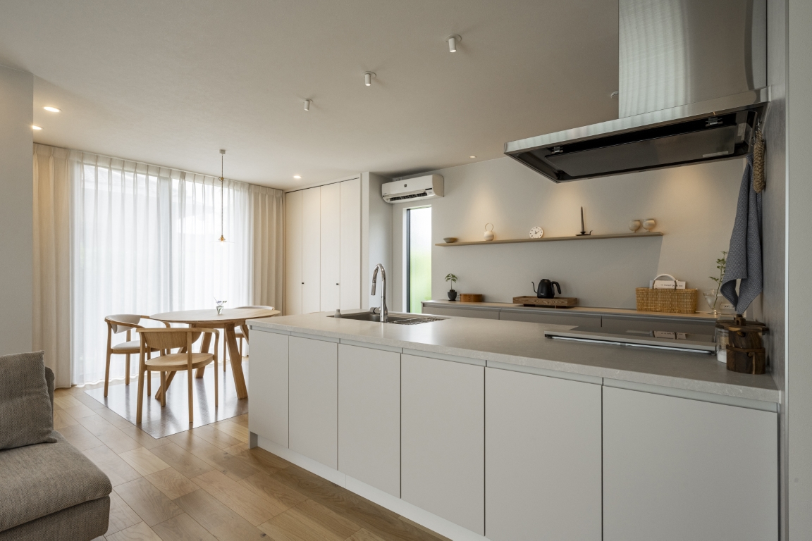 明るく柔らかなトーンでまとめたキッチン