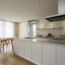 明るく柔らかなトーンでまとめたキッチン