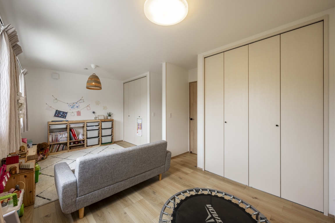 成長に寄り添う、明るく安心できる子ども部屋