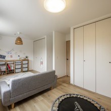 成長に寄り添う、明るく安心できる子ども部屋