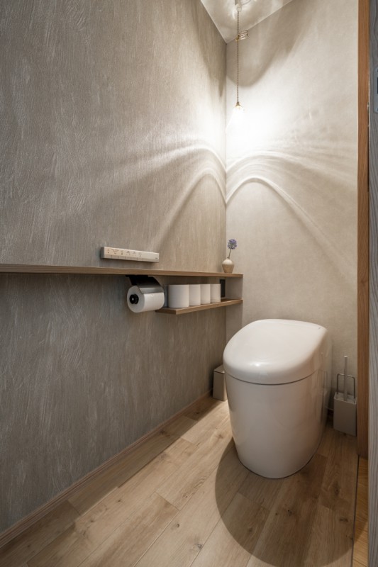 壁紙や照明にもこだわった、シンプルで上質なレストルーム