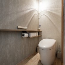 壁紙や照明にもこだわった、シンプルで上質なレストルーム