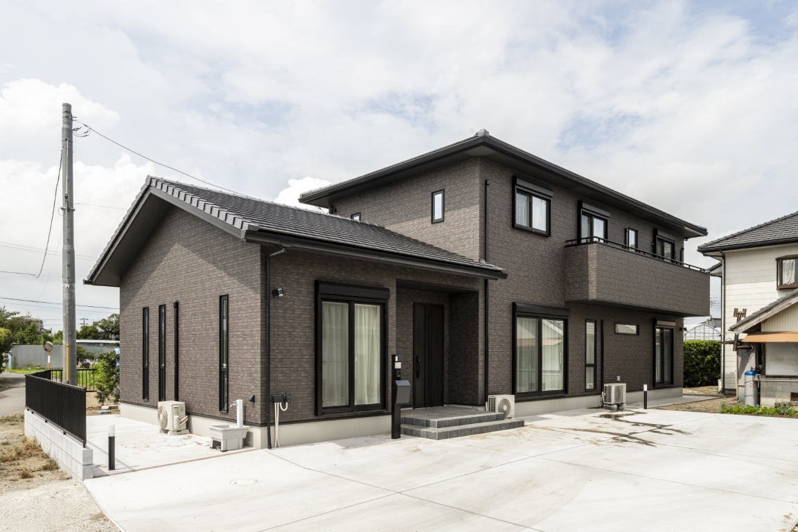 ダークトーンの重厚感ある外観が際立つ住まい