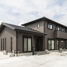 ダークトーンの重厚感ある外観が際立つ住まい