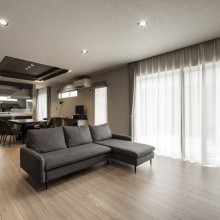 ナチュラルモダンが心地よい広々としたリビング