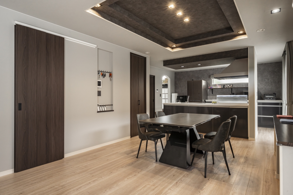 天井のデザインが引き立つ洗練されたダイニング
照