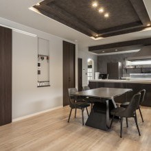 天井のデザインが引き立つ洗練されたダイニング
照