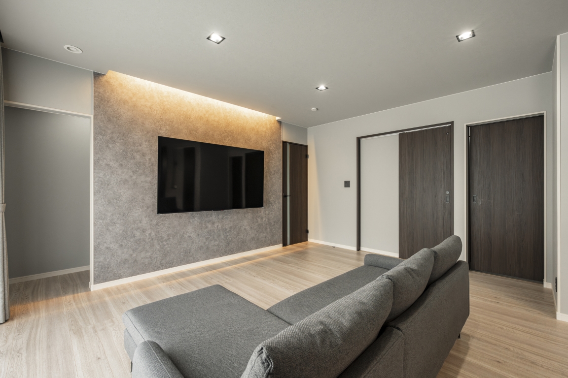 照明と質感のある壁のクロスが調和する上質リビング