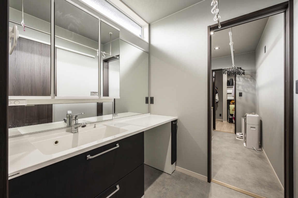 機能的な家事動線と大きなミラーのある洗面空間