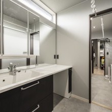 機能的な家事動線と大きなミラーのある洗面空間