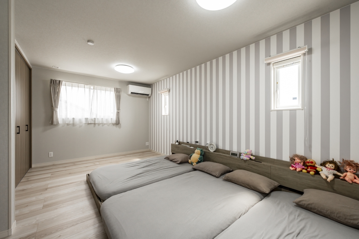 やわらかな色調で優しい空間の心地よいベッドルーム