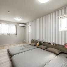 やわらかな色調で優しい空間の心地よいベッドルーム