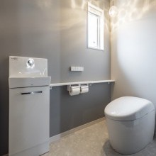 ペンダント照明が映える上質なトイレ空間
光