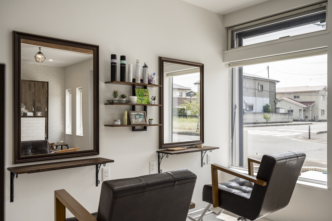 ナチュラルな光が差し込む、心地よいサロン空間