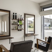 ナチュラルな光が差し込む、心地よいサロン空間