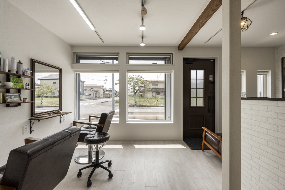 窓からの柔らかな日差しが差し込むスタイリッシュなサロン