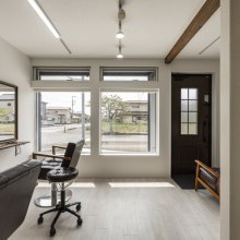 窓からの柔らかな日差しが差し込むスタイリッシュなサロン