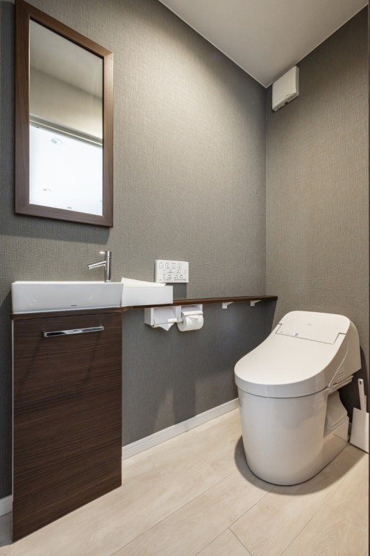 グレー×木目で魅せる、上質なレストルーム