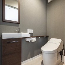 グレー×木目で魅せる、上質なレストルーム