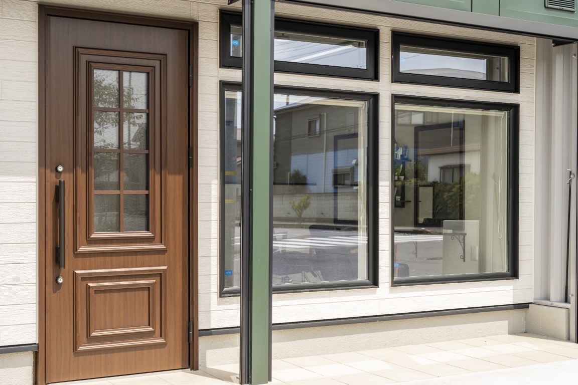 　木目のぬくもりにブラックのアクセントが印象的な佇まい