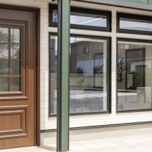 　木目のぬくもりにブラックのアクセントが印象的な佇まい