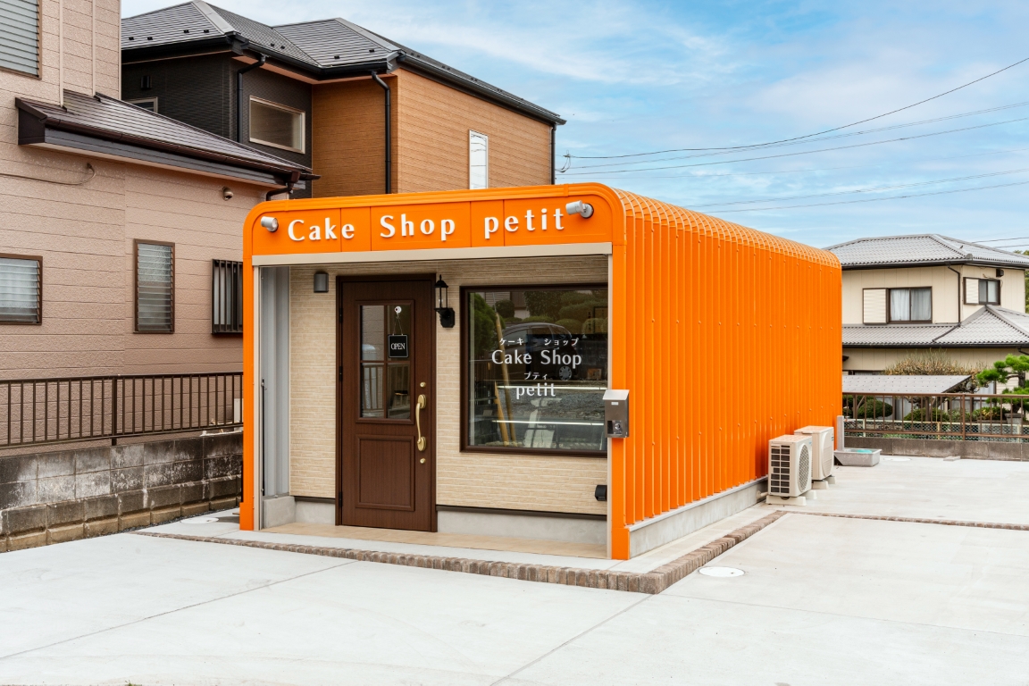 オレンジ色が映えるランドマークにもなる外観