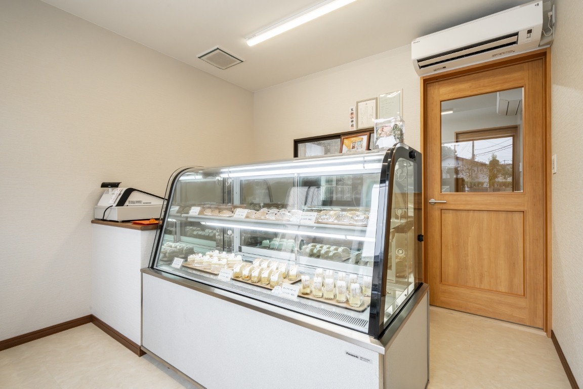 シンプルな店内に自慢のケーキを取りそろえて