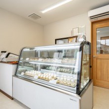 シンプルな店内に自慢のケーキを取りそろえて